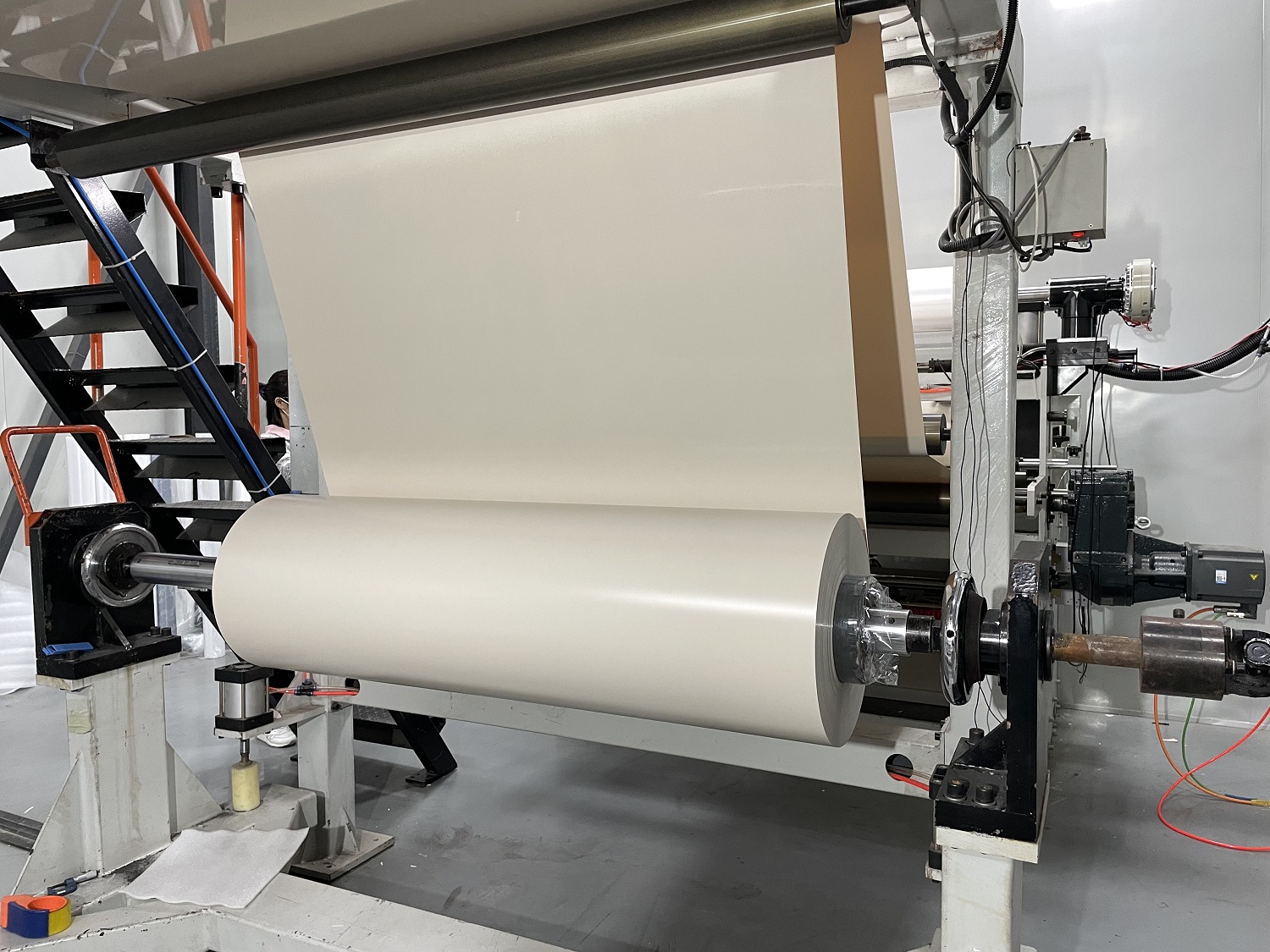 工廠家具裝飾膜定制 高光膚感帶膠PETG實(shí)色片 PETG防刮耐磨板材膜(圖3)